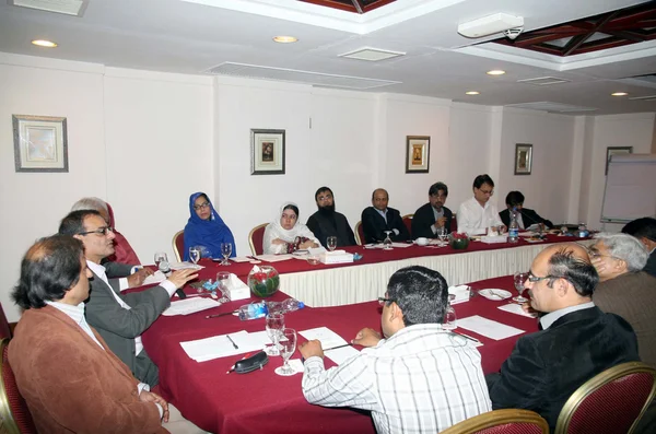 Presidente da Fundação de Imprensa do Paquistão, Owais Ali Aslam aborda durante mesa redonda Discussão para profissionais de T.V sobre cobertura de mídia em conflitos — Fotografia de Stock
