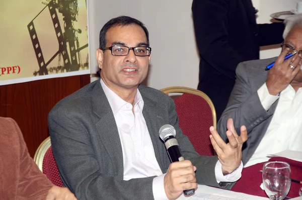 Pakistan Press Foundation chairman, Owais Ali Aslam addresses during Round Table Discussion for T.V Professionals on Media Coverage on Conflicts — Stock Photo, Image