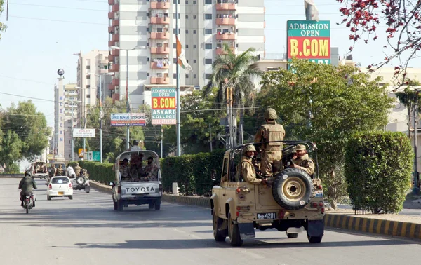 Funcionarios de seguridad patrullando mientras las tropas del Ejército de Pakistán continúan brindando un ambiente seguro al personal de la Comisión Electoral —  Fotos de Stock