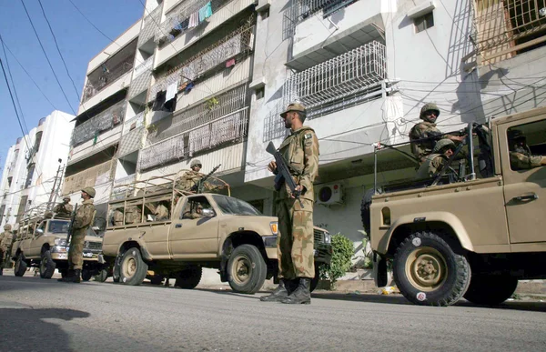 Funcionarios de seguridad se mantienen alerta mientras las tropas del Ejército de Pakistán continúan brindando un ambiente seguro al personal de la Comisión Electoral Fotos de stock