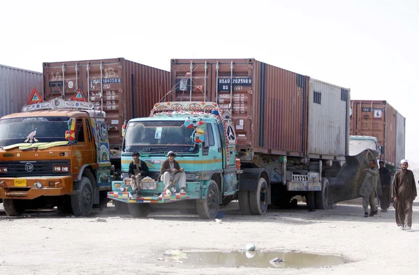 Camiones esperando el despacho de aduana que transportan equipos militares estadounidenses en la frontera entre Pak y Afganistán —  Fotos de Stock