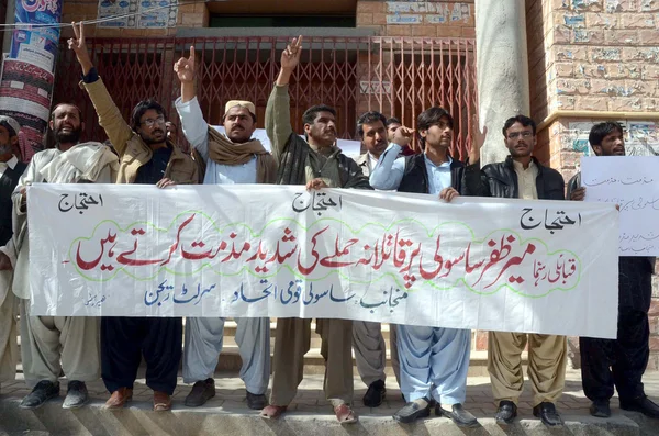 Activistas de Sasoli Qaumi Ittehad protestan contra el ataque al asesinato de Meer Zafar Sasoli durante una manifestación de protesta — Foto de Stock