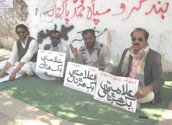Employees of Sindh University are protesting against administration of the university during a demonstration — Stock Photo, Image