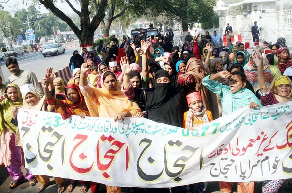 Los residentes de Qilla Gujar Singh cantan lema contra el sombreado de la carga de Sui-Gas —  Fotos de Stock