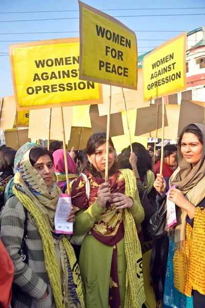 Mujeres activistas de Khawateen Mahaz-e-Amal protestan contra el extremismo y la dictadura durante una manifestación —  Fotos de Stock