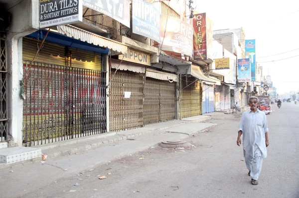 Shops seen closed during strike called by traders against target killing — Stock Photo, Image