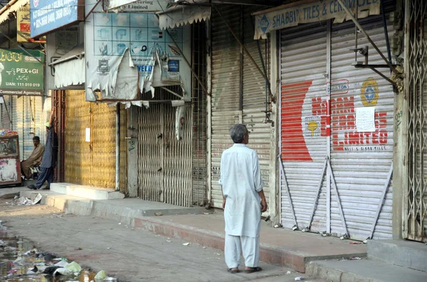 Shops seen closed during strike called by traders against target killing of traders — Stock Photo, Image
