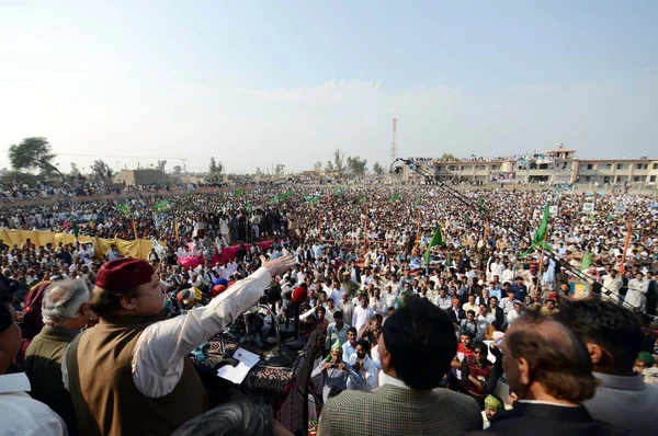 Müslüman Ligi-n Şef, Navaz Şerif'i çok sayıda taraftarlarının kamu toplama toplantı sırasında adresleri