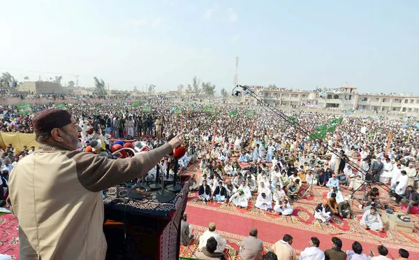 Muslim League-N Leader, Mumtaz Ali Khan Bhutto addresses huge numbers of his supporters during public gathering meeting — Stock Photo, Image