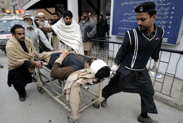 Victim of Orakzai Agency bomb blast being shifted at Lady Reading Hospital for treatment — Stock Photo, Image