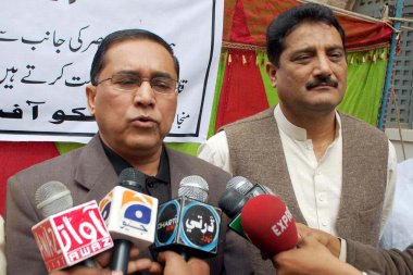 Hyderabad elektrik tedarik şirketi kuruluş (hesco) subay, laiq ahmed medya kişi basın toplantısında konuşuyor