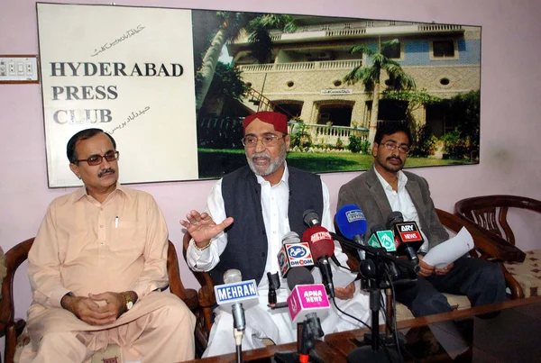 Oficial Distrital de Saúde de Hyderabad, Dr. Bakhsh Ali Patafi dirige-se aos meios de comunicação durante conferência de imprensa — Fotografia de Stock