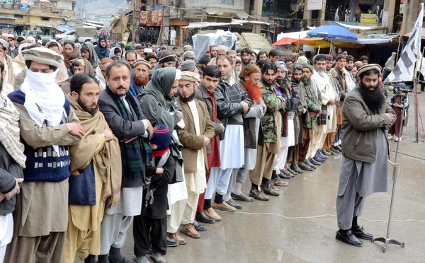 Activisten van styphante-ud-dawa bieden afwezigheid begrafenis gebed van Kasjmir leider, afzal goeroe — Stockfoto