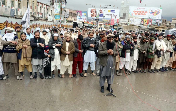 Gli attivisti di Jamat-ud-Dawa offrono assenza preghiera funebre del leader del Kashmir, Afzal Guru — Foto Stock