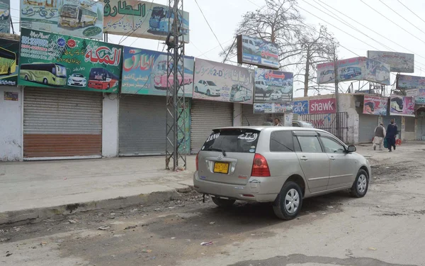 Negozi visti chiusi durante l'arresto sciopero indetto da Autobus e Coach Association contro l'esplosione di bombe in un mercato alimentare di Hazara Town — Foto Stock