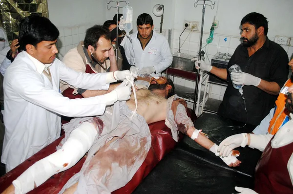 Opfer politischer Agentenbomben zur Behandlung ins Krankenhaus eingeliefert — Stockfoto