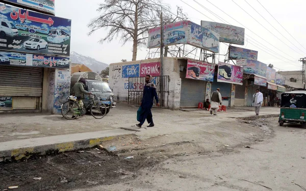 Winkels gezien gesloten tijdens sluitertijd naar beneden staking aangeroepen door bussen en coach vereniging tegen bom ontploffing op een kruidenier markt van hazara stad — Stockfoto