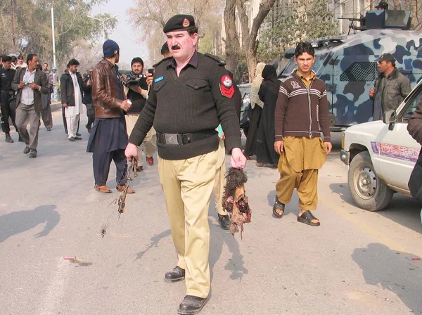 Autoridades de segurança inspecionam o local após explosões de bombas no escritório do Agente Político Khyber em Peshawar — Fotografia de Stock