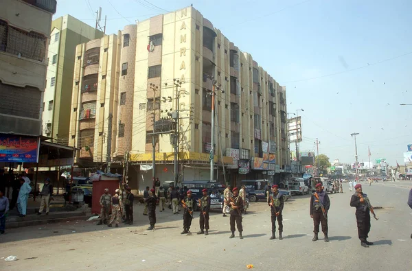 I funzionari della sicurezza stanno in allerta per evitare qualsiasi incidente spiacevole durante la protesta contro l'uccisione di attivisti Ahle Sunnat Wal Jamat — Foto Stock