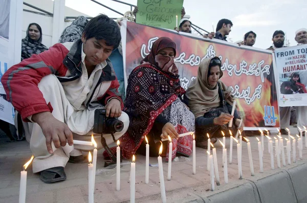Ativistas da sociedade civil acendem velas para expressar solidariedade com a comunidade Hazara de Quetta enquanto protestam contra a explosão de bombas em um mercado de mantimentos — Fotografia de Stock