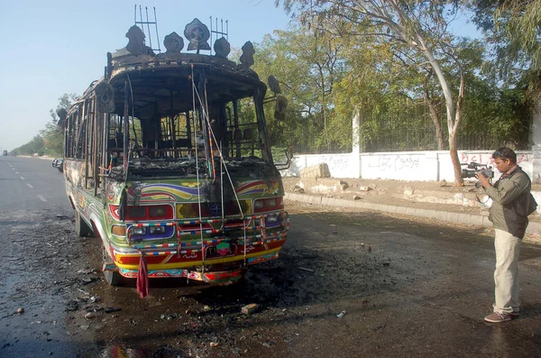 Vista de ônibus queimado que incendiado por pessoas não identificadas no corredor III perto do Secretariado dos Povos — Fotografia de Stock