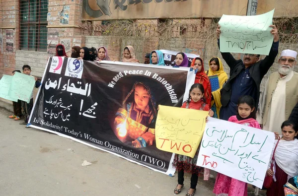 Члены организации Today Women Organization (TWO) протестуют против взрыва бомбы на Керани-роуд — стоковое фото