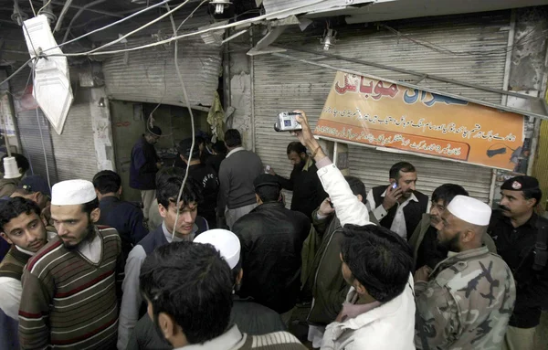 Wybuch bomby na rynku telefonów komórkowych w obszarze hashtnagri w Peszawarze — Zdjęcie stockowe