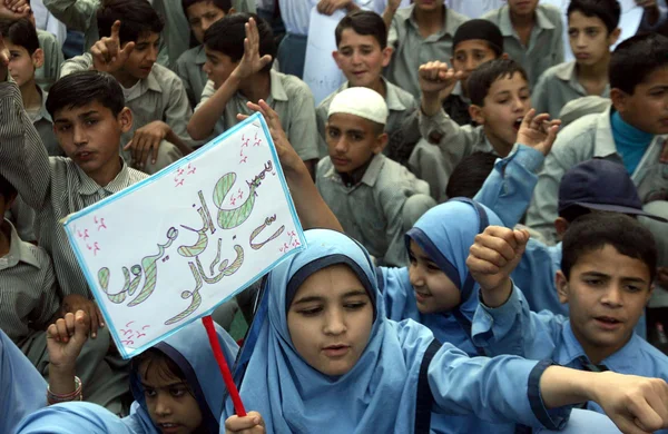 Estudiantes y personal docente de diferentes escuelas protestan contra el departamento de educación de Sindh y exigen liberar fondos —  Fotos de Stock