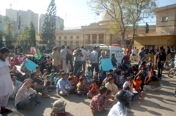 Ativistas de Ahle Sunnat Wal Jamat estão protestando contra a morte de seu colega Muhammad Imran que matou por homens armados não identificados — Fotografia de Stock