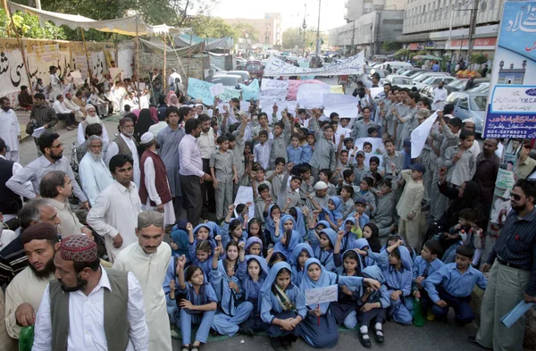 Students and teaching staffs of different schools are protesting against education department of Sindh and demanding to release funds — Stock Photo, Image