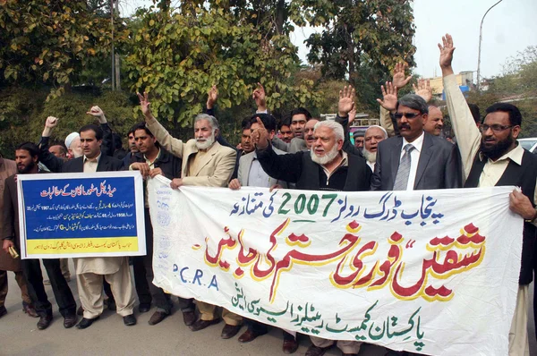 Miembros de la Asociación de Minoristas Químicos de Pakistán corean consignas contra las Reglas de Drogas Punjab C007 durante manifestación de protesta — Foto de Stock