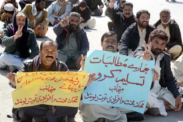 Leden van alle Pakistan Clerk Association (Apca) chant slogans voor uitvoering van de provinciale Handvest van vraag — Stockfoto