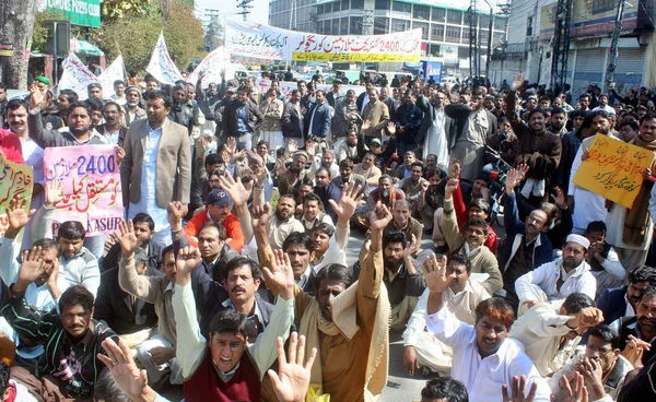 Members of All Pakistan Clerk Association (APCA) chant slogans for implement of Provincial Charter of Demand — Stock Photo, Image