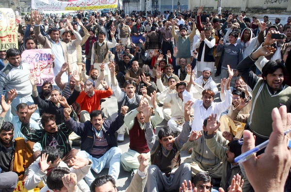 Leden van alle Pakistan Clerk Association (Apca) chant slogans voor uitvoering van de provinciale Handvest van vraag — Stockfoto