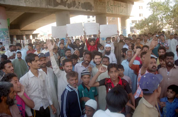 Residents of Maripur are protesting against arrest of several suspected personnel during search operation by Rangers — Stock Photo, Image