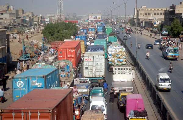 A large number of vehicles stuck in traffic jam during protest by residents of Gulbai area against arrest of several suspected personnel — Stock Photo, Image