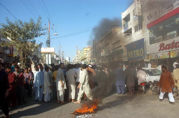 Traders burn tyres as they are protesting against killing of a shopkeeper by extortion mafia — Stock Photo, Image