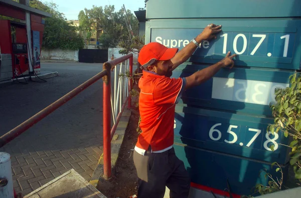 Fuel station employee displays new prices of petroleum products at a fuel station in Karachi — Stock Photo, Image