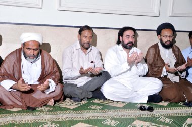 Müslüman Birliği işlevsel lideri, pir zada Haşim sain Meclis-e-wahdat-e-muslimeen lideri, kamran taimoori ile birlikte fateha (dua) patlayan bomba kurbanları için teklifler