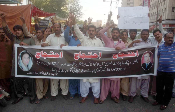 Members of Venture Doctors and Lower Staff chant slogans for regularization on their jobs and issue their due salaries — Stock Photo, Image