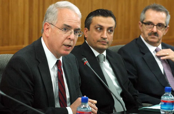 United State Commercial Consular, James Fluker addresses to members of business community during his visit to Khyber Pakhtoonkhawa Chambers of Commerce and Industry — Stock Photo, Image