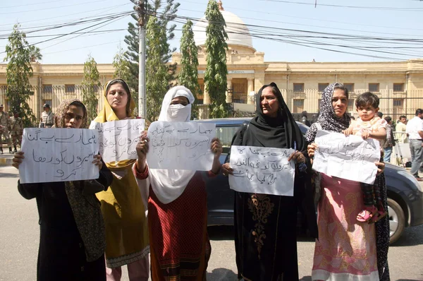 Relatives of those who arrested by rangers during search operation in Rizvia Society, Golimar and Gulbahar areas, are protesting and demanding for their release — Stock Photo, Image