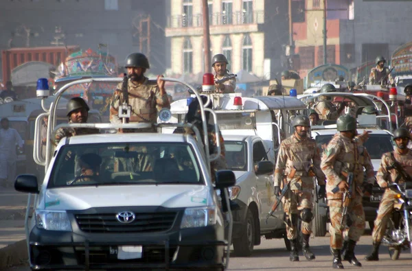 เจ้าหน้าที่หน่วยลาดตระเวนลาดตระเวนระหว่างปฏิบัติการค้นหาต่อต้านอาชญากรในพื้นที่ Liyari ใน Karachi — ภาพถ่ายสต็อก