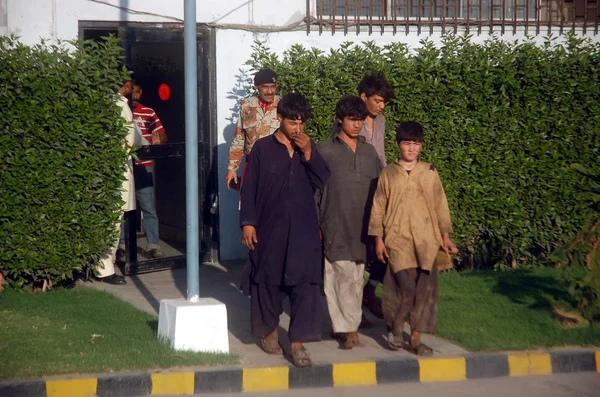 çete savaşı Karaçi'liyari alanda suçlulara karşı arama işlemi sırasında rangers tarafından kurtarıldı tarafından rehin edildi çocuklar toplama çöp