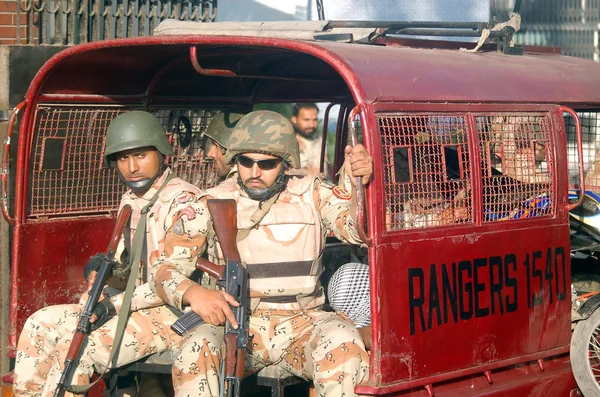 Opération de perquisition des Rangers contre des criminels dans la région de Liyari à Karachi — Photo