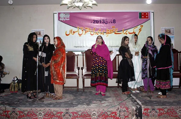 Students participate in tableau on the occasion of Universal Women Day — Stock Photo, Image