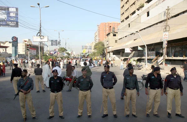 Police official stand alert to avoid any untoward incident as the Shiite Muslims are protesting against Abbas Town tragedy — Stock Photo, Image