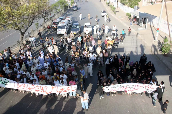Musulmani sciiti protestano contro la tragedia di Abbas Town durante una manifestazione — Foto Stock