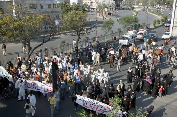 Musulmani sciiti protestano contro la tragedia di Abbas Town durante una manifestazione — Foto Stock