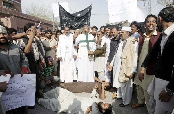 Christian Community chant slogans against Badami Bagh incident where 100 homes of Christian Community were ransacked and set — Stock Photo, Image